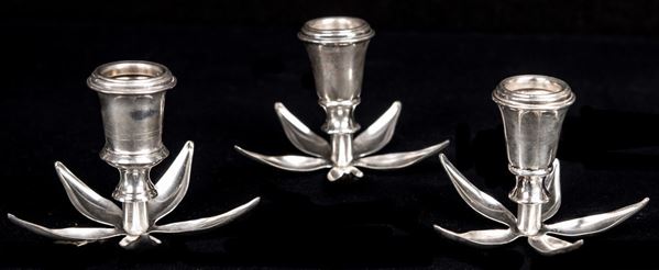 Tre piccoli candelieri da tavola in argento  - Asta Antiquariato - Arredi, Argenti, Dipinti Antichi e del XIX secolo - Casa d'Aste Arcadia