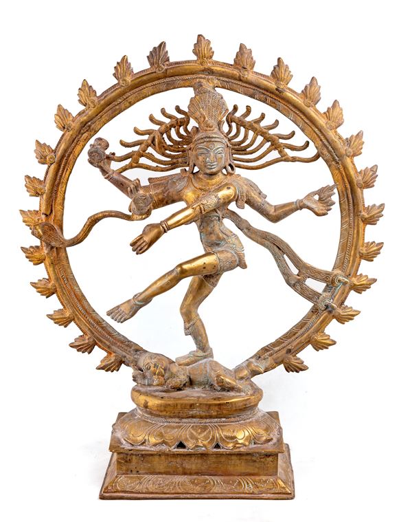 Antica figura di Nataraja, lo Shiva danzante, in bronzo dorato, India