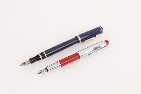 Due penne  stilografiche in metallo e vernice, blu e rossa