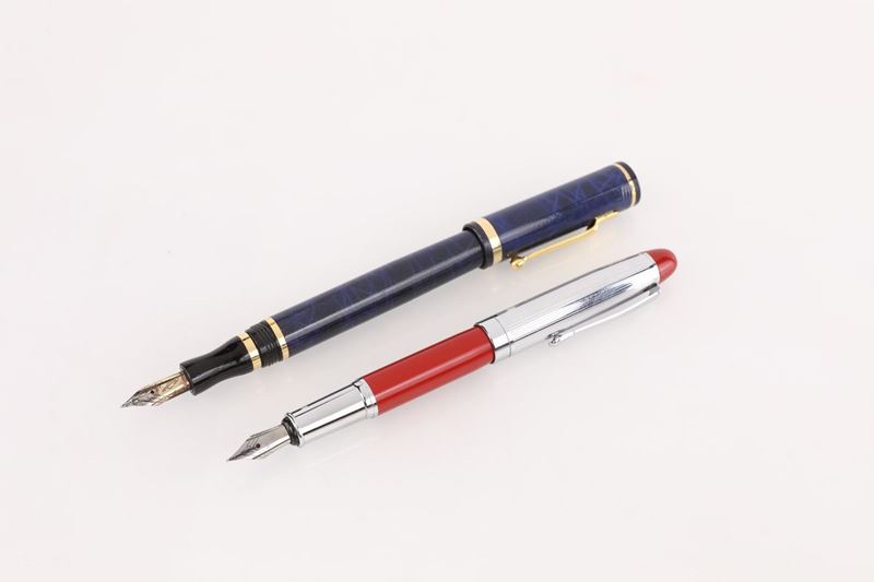 Due Penne Stilografiche in Metallo e Vernice, Blu e Rossa