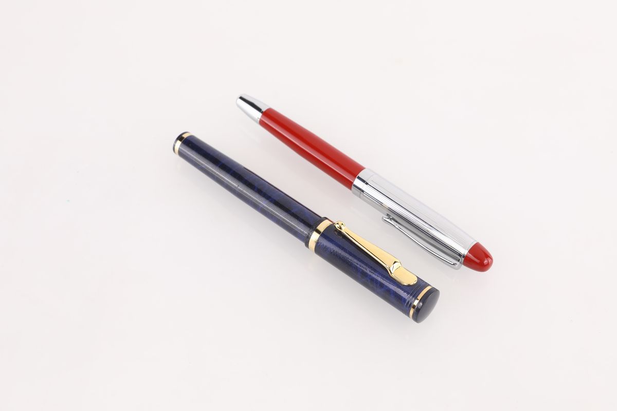 Due Penne Stilografiche in Metallo e Vernice, Blu e Rossa