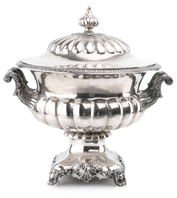 Grande zuppiera in argento con coperchio, Germania, prima met&#224; del XIX secolo