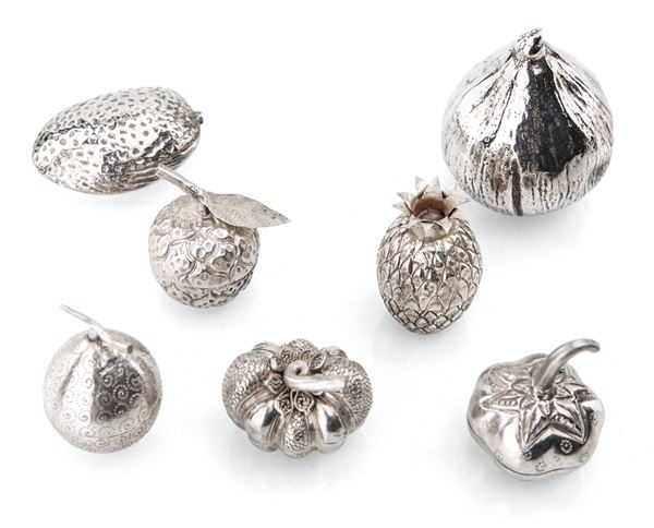 Lotto composto da sette frutti in argento diversi