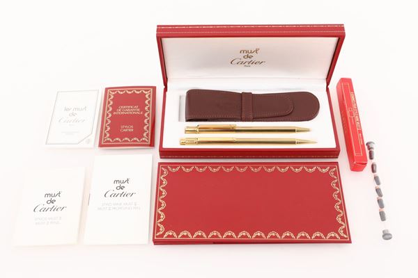 Must de Cartier, penna a sfera e portamine modello Stylos in metallo dorato e portapenne in pelle