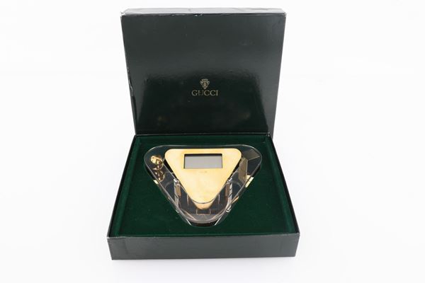 Gucci, orologio al quarzo da tavolo in acciaio, acciaio dorato e plexiglass