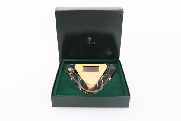 Gucci, orologio al quarzo da tavolo in acciaio, acciaio dorato e plexiglass