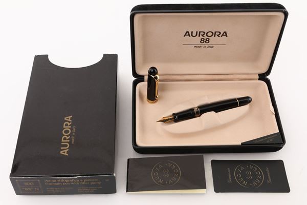Aurora 88, penna stilografica in resina nera con finiture dorate