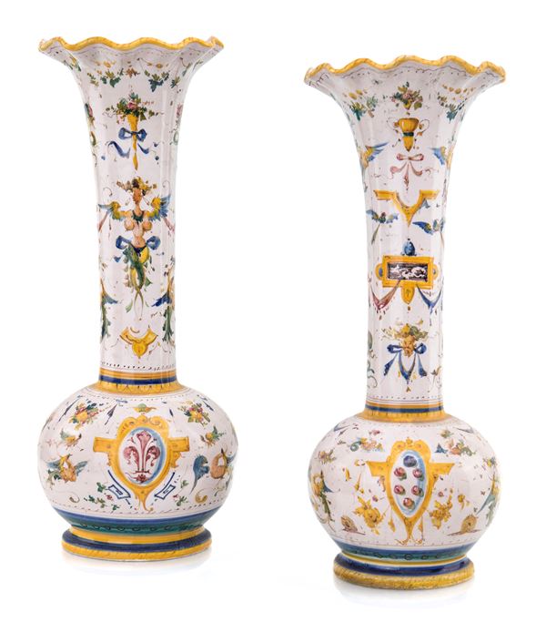 Coppia di vasi in maiolica policroma, Montelupo, XX secolo