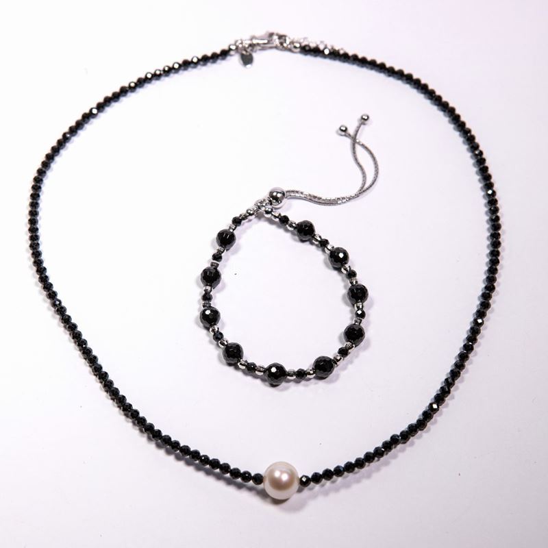 Parure in Argento, Perla e Pietre Nere