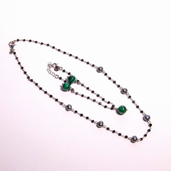 Parure collana e bracciale in argento, onice perle grigie e malachite.