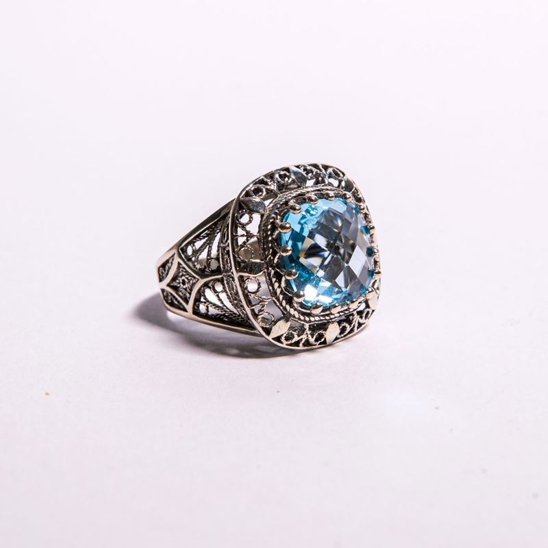 Anello Traforato con Topazio Azzurro