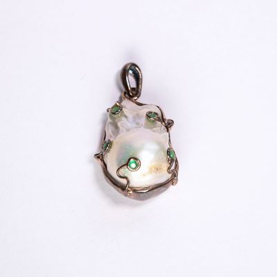 Pendente in Argento, Perla e Pietre Verdi.