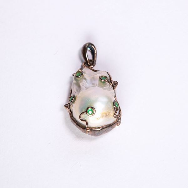 Pendente in argento, perla e pietre verdi.