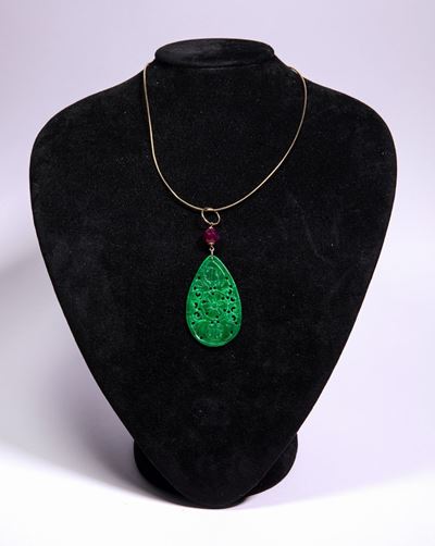Collana in Argento Dorato con Pendente Giada a Goccia Traforata