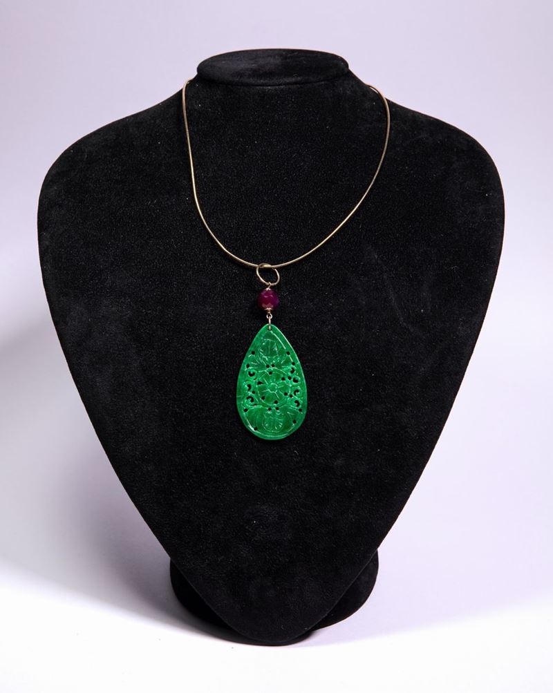 Collana in Argento Dorato con Pendente Giada a Goccia Traforata