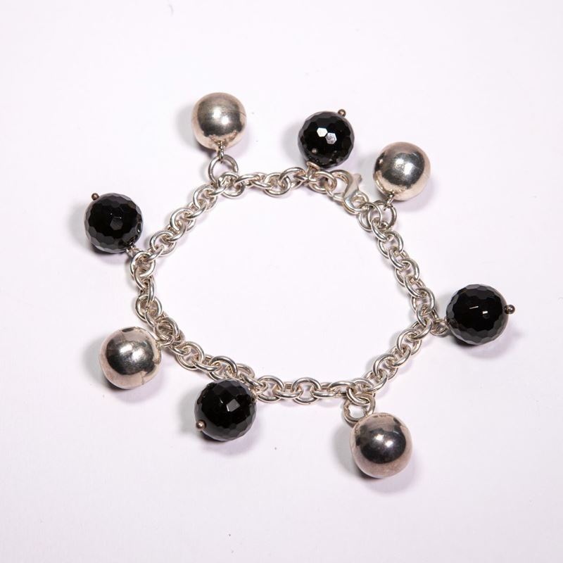 Bracciale in Argento con Charms a Sfere e Pietre Nere