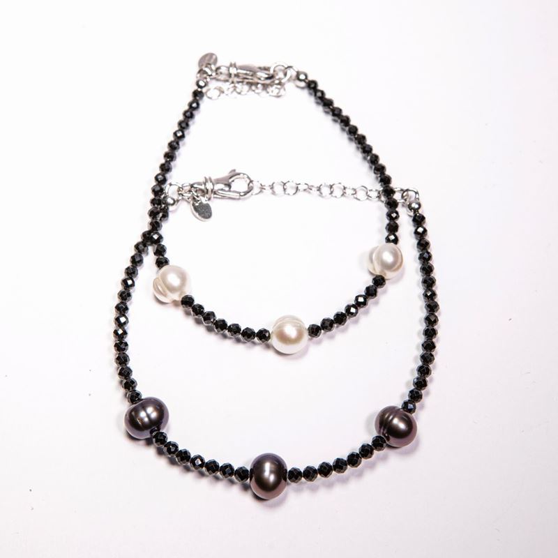 Coppia di Bracciali in Onici, Perle e Argento