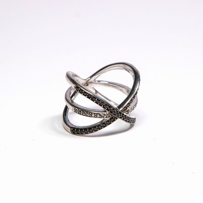 Anello in Argento con Zirconi Bianchi e Neri.