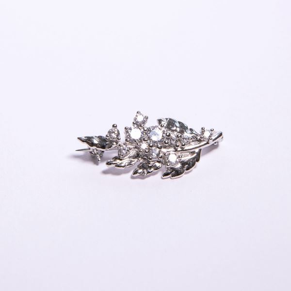 Spilla a foglia in argento e zircone.