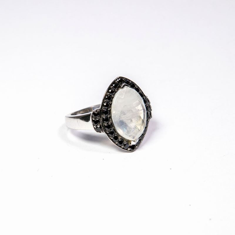 Anello in Argento, Pietra di Luna e Pietre Nere