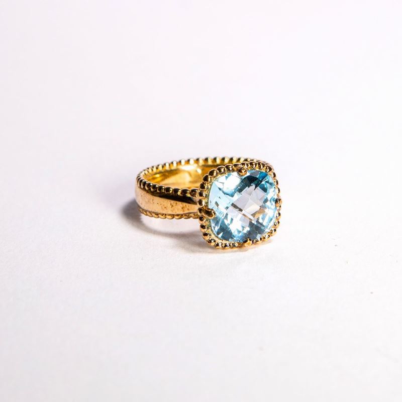 Anello in Argento Dorato e Topazio Azzurro