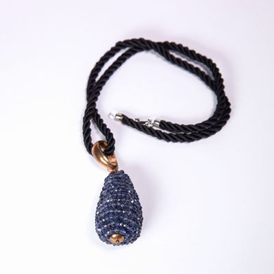 Pendente con Pietre Blu Briolet Forma a Goccia e Chiusura in Oro