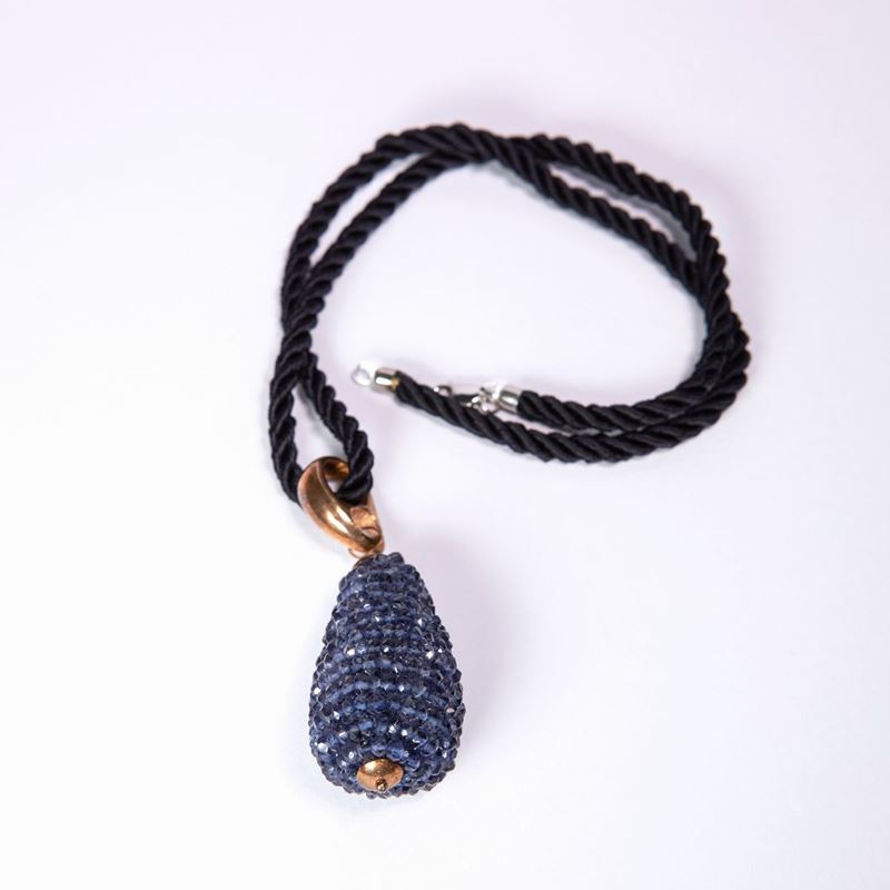Pendente con Pietre Blu Briolet Forma a Goccia e Chiusura in Oro