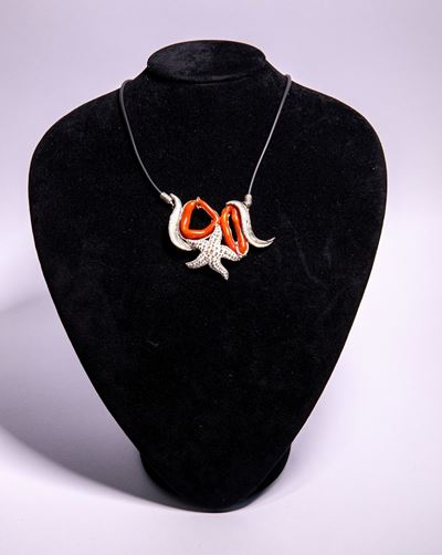 Collana in Argento ,caucciù ed Elementi in Corallo.