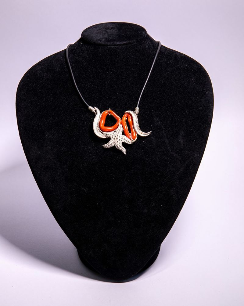 Collana in Argento ,caucciù ed Elementi in Corallo.