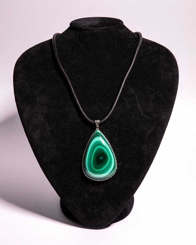 Pendente con Grande Malachite a Goccia e Laccio in Caucciù