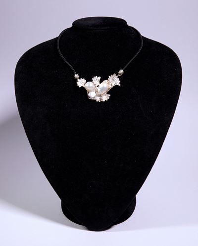 Girocollo in Argento , Perle e Caucciù.
