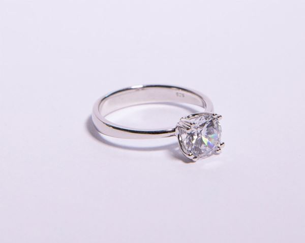 Anello in argento e zircone in taglio brillante