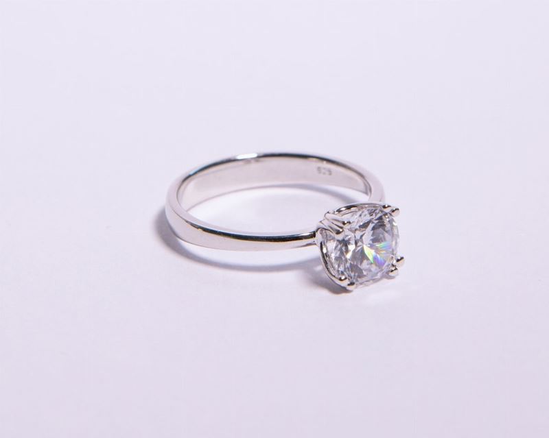 Anello in Argento e Zircone in Taglio Brillante