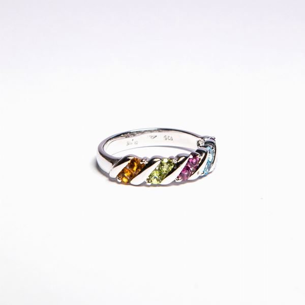 Anello in argento con pietre colorate