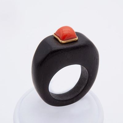 Anello in Ebano con Castone in Oro e Corallo Rosso