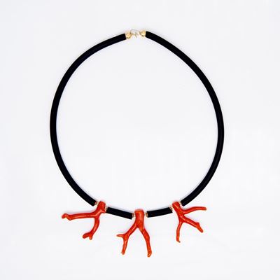 Collana a Laccio in Caucciù con Rametti di Corallo Rosso Montati in Oro