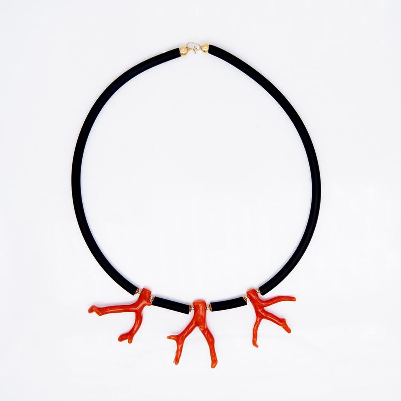 Collana a Laccio in Caucciù con Rametti di Corallo Rosso Montati in Oro