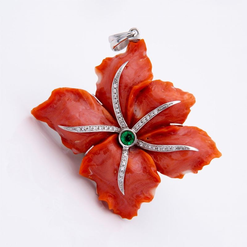 Pendente Corallo Cerasuolo a Fiore, Brillanti e Smeraldo Centrale