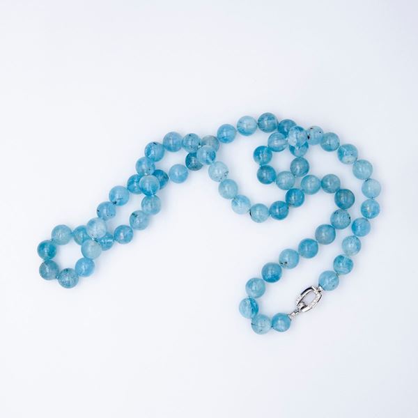 Collana lunga di acquemarine milk a sfera e brillanti