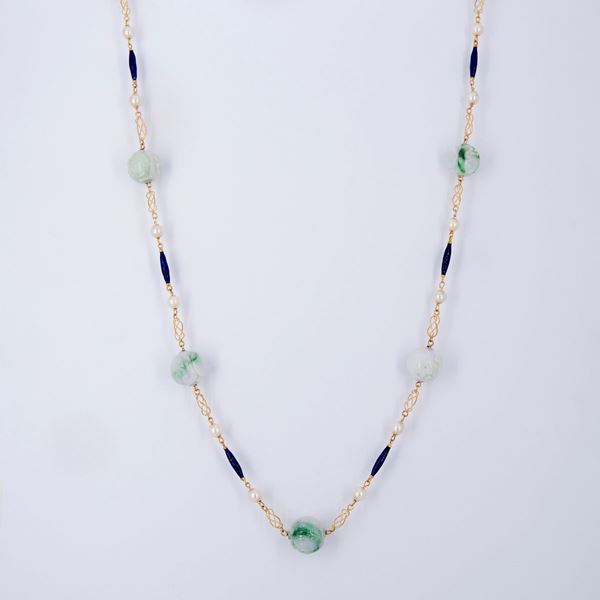 Collana a laccio con giade incise, smalti blu e perle giapponesi