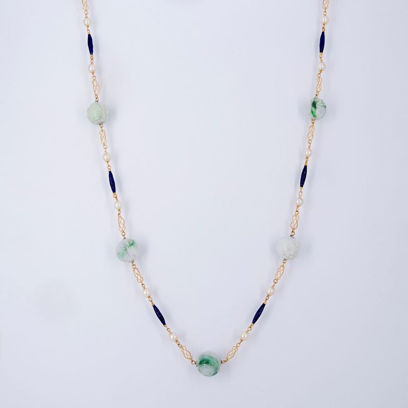 Collana a Laccio con Giade Incise, Smalti Blu e Perle Giapponesi