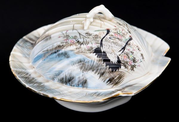 Coppetta con coperchio in porcellana a forma di conchiglia, Cina