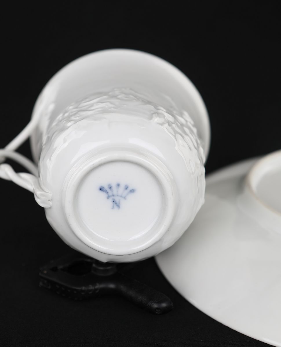 Tazza e Piatto in Porcellana Bianca, Capodimonte