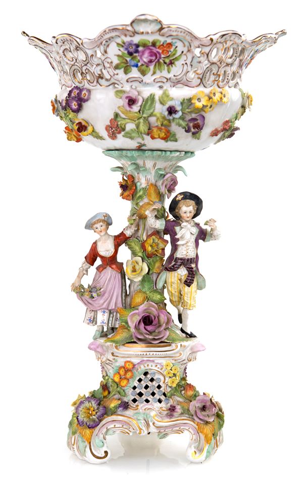 Grande centrotavola con alzata in porcellana policroma, Germania, manifattura di Dresda, fine del XIX secolo