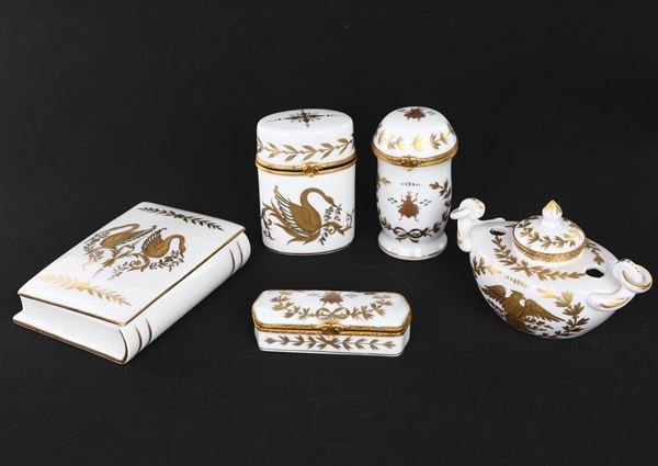 Completo da scrivania in porcellana bianca e oro, Francia, Limoges, Anni Cinquanta
