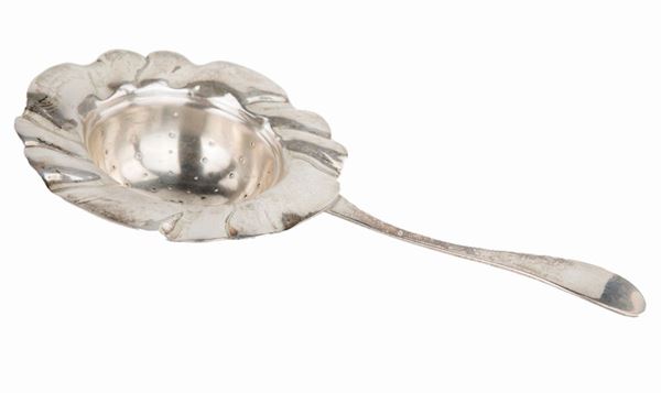 Colino da te in argento 800 a forma di corolla