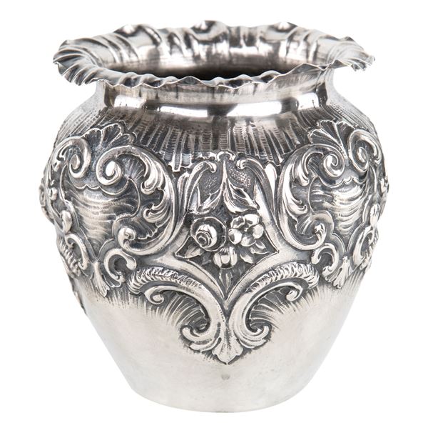Vaso in argento sbalzato