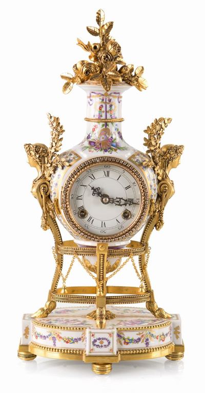 Pendola in Porcellana con Ricca Ornamentazione in Bronzo Dorato