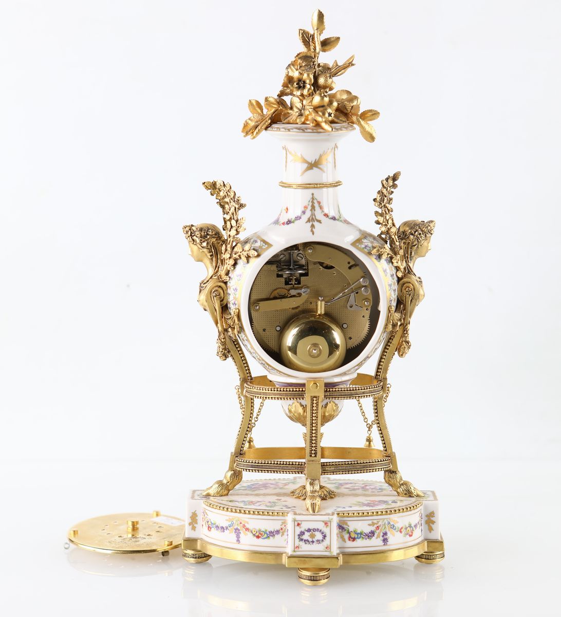 Pendola in Porcellana con Ricca Ornamentazione in Bronzo Dorato