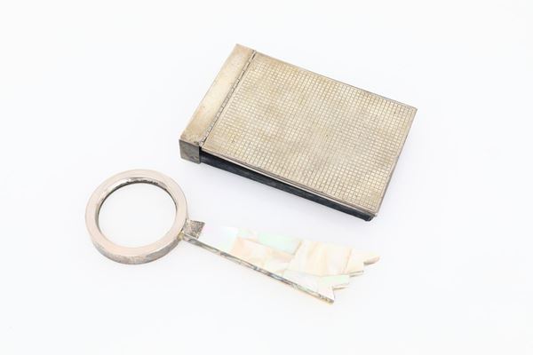 Portabiglietti rivestito in argento unito ad una lente da tavolo in argento e madreperla
